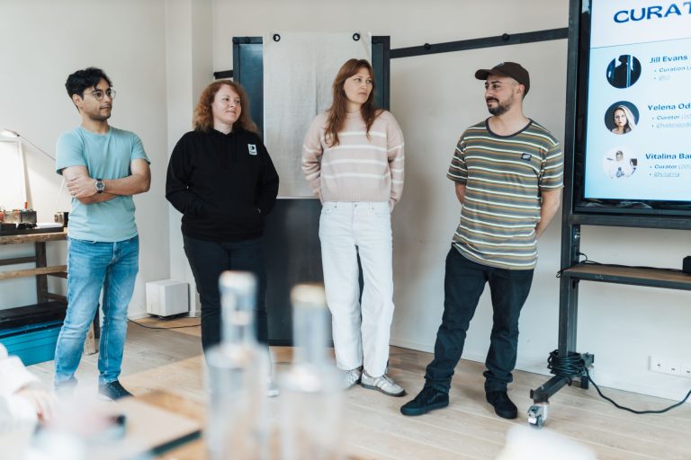 Equipe diversa apresenta um projeto durante reunião em um escritório moderno.