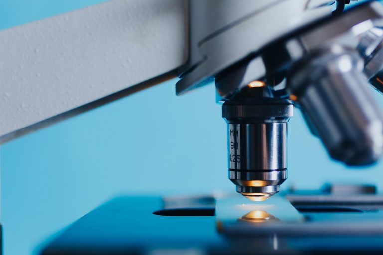 Novo enquadramento permite à Funai ampliar pesquisas e iniciativas de inovação Pessoa trabalhando com equipamentos de laboratório durante uma pesquisa científica